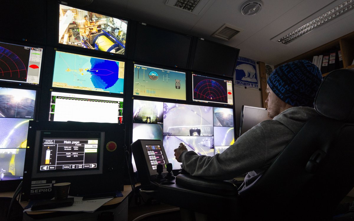 ROV pilot styrer ÆGIR fra kontrollkontainer på dekk