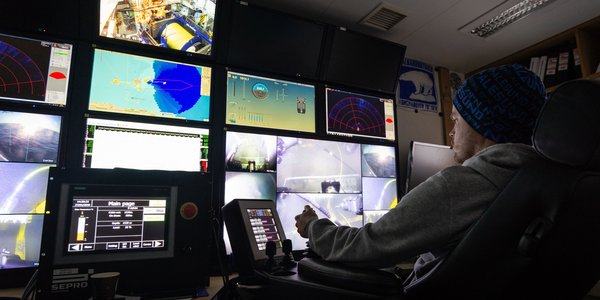 ROV pilot styrer ÆGIR fra kontrollkontainer på dekk